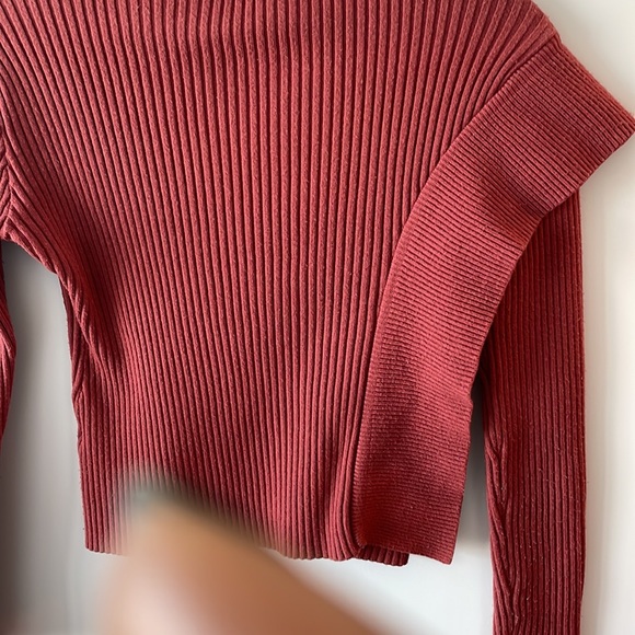 ruffle turtleneck - size small ; Pre owned - Picture 5 of 8